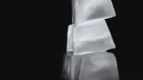 正方形冰块在黑色背景上旋转 — 图库视频影像