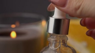 Gerekli Petrol Damlaları Bir Borudan Bir Mum Arkaplanındaki Şişeye Damlıyor