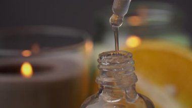 Gerekli Petrol Damlaları Bir Borudan Bir Mum Arkaplanındaki Şişeye Damlıyor
