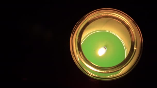 La candela aromatica brucia al buio e crea un'atmosfera romantica — Video Stock