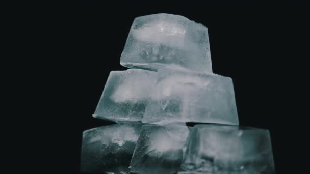 Квадратные кубики льда вращаются на черном фоне — стоковое видео
