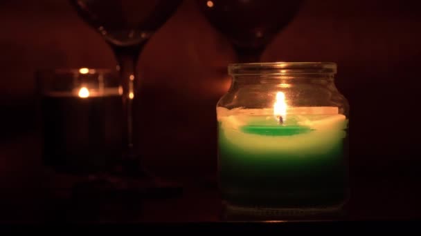 Las velas de aroma se extinguen en la oscuridad y crean una atmósfera romántica — Vídeos de Stock