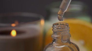 Gerekli Petrol Damlaları Bir Borudan Bir Mum Arkaplanındaki Şişeye Damlıyor