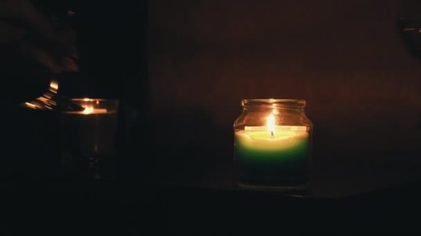 O cara e a menina bebem vinho à luz das velas na noite perto da cama — Vídeo de Stock