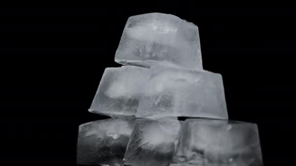 Cubes de glace carrés tournent sur un fond noir — Video