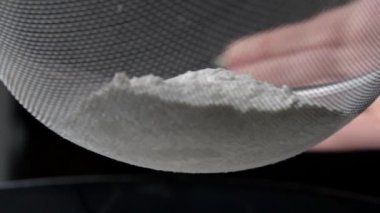 Genç Kız Un 'u Elden Geçirip Fırın Tabağına Atar, Yakın Çekim Görünümü