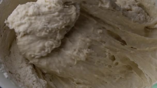 Mieszanie surowego ciasta w slowmo Close-up — Wideo stockowe