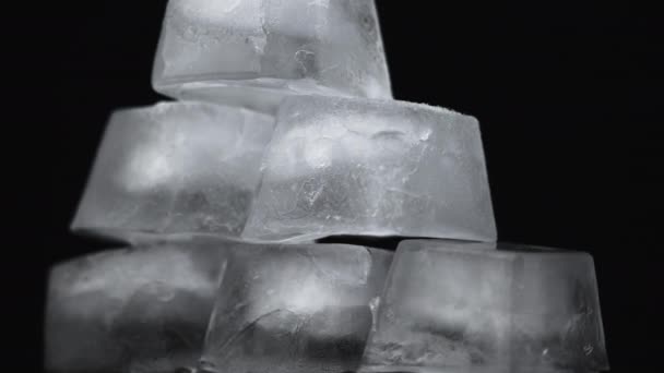 Cuburile de gheață pătrate se învârt pe un fundal negru — Videoclip de stoc