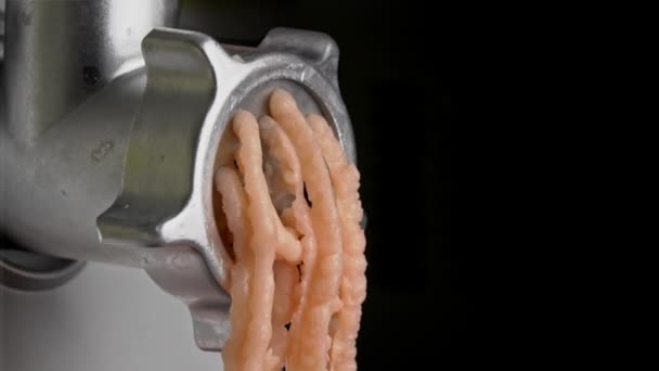 由肉类特写制作的电动肉类研磨机上的熟肉 — 图库视频影像