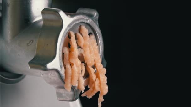 Cottura carne macinata su un tritacarne elettrico da carne Close-up — Video Stock