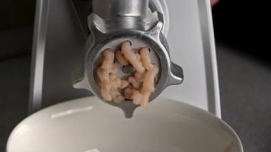 Et Kıyma Öğütücüsünde Kıyma Yakından İncelenmiş Et Pişirme