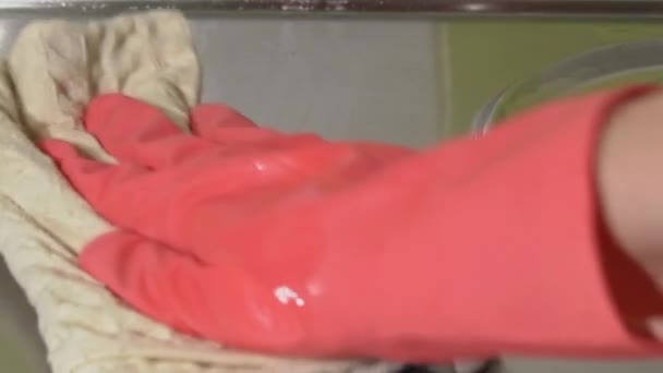 Kvinna i handskar tvättar och nav en gas spis med tvättmedel tills det lyser — Stockvideo