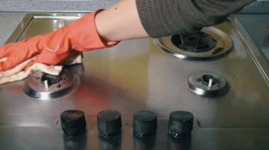 Eldivenli Kadın Parlayana Kadar Gaz Fırınını Deterjanla Yıkayıp Ovaladı