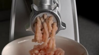 Et Kıyma Öğütücüsünde Kıyma Yakından İncelenmiş Et Pişirme