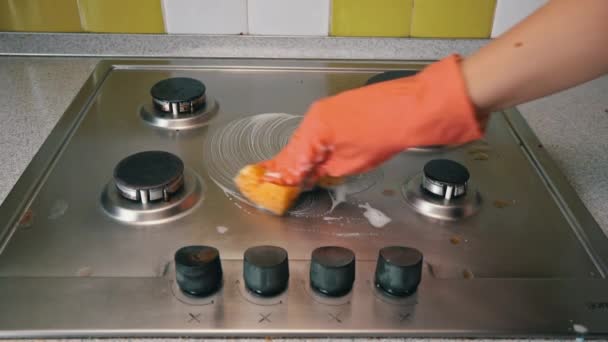 Manželka v rukavicích myje plynový sporák v kuchyni žínkou a pěnou — Stock video