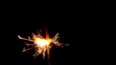 Neşeli kıvılcım Kara Arkaplanda kıvılcımlar saçar