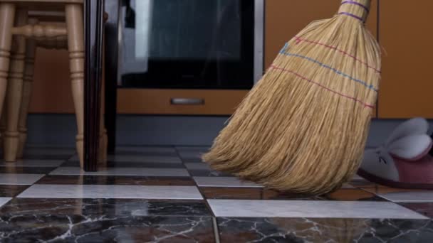 Ung flicka sopar golvet i köket med en vanlig Broom i Slow Mo — Stockvideo