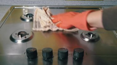 Eldivenli Kadın Parlayana Kadar Gaz Fırınını Deterjanla Yıkayıp Ovaladı