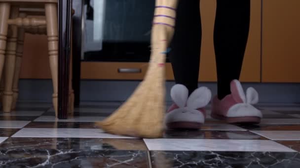 年轻姑娘在厨房里用普通的房间用慢动作扫地 — 图库视频影像