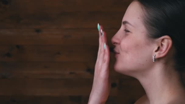 Gezicht van een mooi meisje Close-up Stuurt een Air Kiss Copy Space — Stockvideo