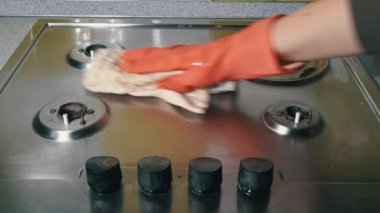 Eldivenli Kadın Parlayana Kadar Gaz Fırınını Deterjanla Yıkayıp Ovaladı