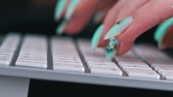 Пальцы деловых женщин печатают на клавиатуре белого ноутбука — стоковое видео