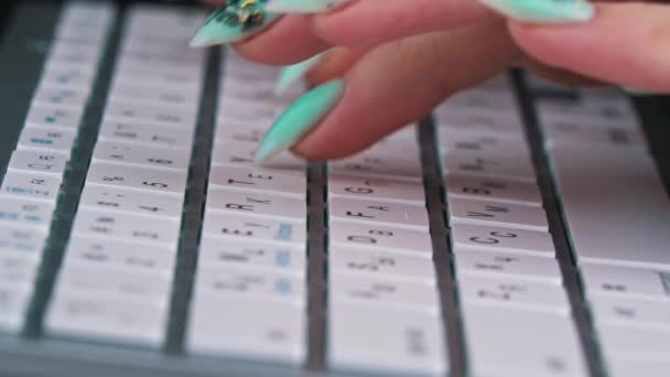 Пальцы деловых женщин печатают на клавиатуре белого ноутбука — стоковое видео
