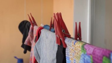 Çamaşırlar, Güneş Işıkları Altında Kırmızı Mandallarla İpte Kurutuluyor