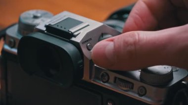 Mans Hands Aperture Wheel 'i Vintage Kamerada Yakın plan.