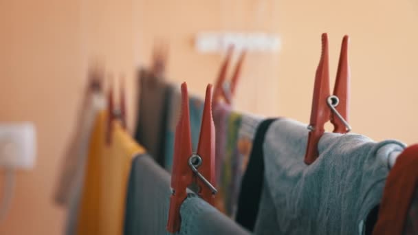 Çamaşırlar, Güneş Işıkları Altında Kırmızı Mandallarla İpte Kurutuluyor — Stok video