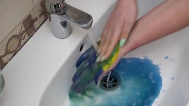 Kız Ukrayna Bayrağını Ellerinden Yıkayıp Savaşa Karşı Protesto Ediyor