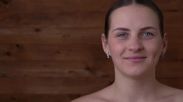 Ansiktet på en vacker flicka Närbild leenden Kopiera utrymme — Stockvideo