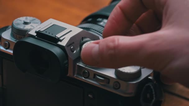 Mani Mans Girare la ruota di apertura su una fotocamera Vintage Close-up. — Video Stock