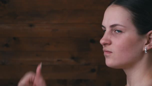 Das Gesicht eines schönen Mädchens in Großaufnahme zeigt eine Klasse oder Abneigung — Stockvideo