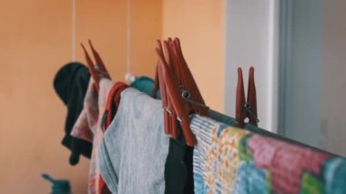 Çamaşırlar, Güneş Işıkları Altında Kırmızı Mandallarla İpte Kurutuluyor