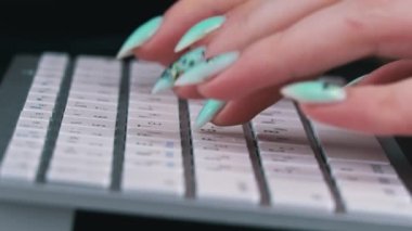 İş Kadınları Parmakları Beyaz Laptopun Klavyesinde Yazıyor