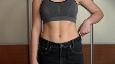 Güzel Şekil Ölçüleri Olan Kız Büyük Kotlar ve Sonuçları Kontrol Eder