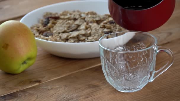 Menuangkan kopi ke cangkir dengan orang Turki untuk sarapan dengan Oatmeal di Slow Mo — Stok Video
