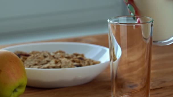 Häll mjölk i ett glas till frukost med havregryn i Slow Mo — Stockvideo