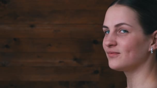 Ansiktet på en vacker flicka närbild kom upp med en idé kopiera utrymme — Stockvideo