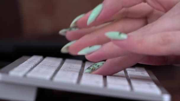 Los dedos de las mujeres de negocios están escribiendo en el teclado de un portátil blanco — Vídeos de Stock