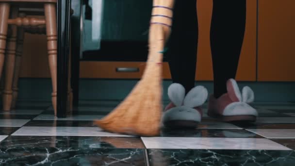 Ung flicka sopar golvet i köket med en vanlig Broom i Slow Mo — Stockvideo