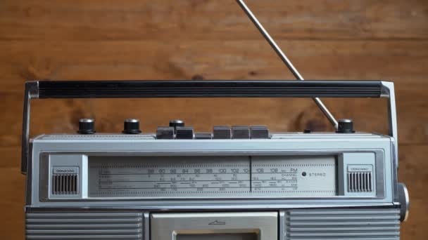 Kızlar Retro Radyo Kaydı 'ndaki Tuşlara Basıyor ve Büküyor. — Stok video