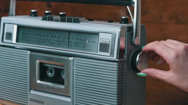 Las niñas giran y presionan los botones en el grabador de cinta de radio retro. — Vídeo de stock