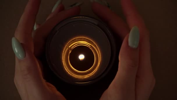 Svíčka hoří Atmosféricky v rukou dívky s krásnou manikúrou — Stock video