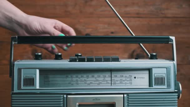 Meisjes Hand Twists en drukt op de knoppen op de Retro Radio Tape Recorder. — Stockvideo