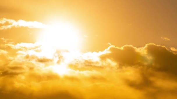 Temps écoulé de nuages mousseux blancs flottant dans un coucher de soleil orange vif — Video