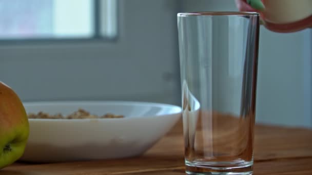 Häll mjölk i ett glas till frukost med havregryn i Slow Mo — Stockvideo