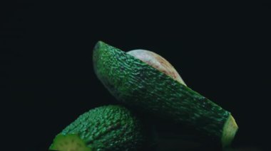 Bir Avokado 'nun İki Yarısı Siyah Arkaplanda Bir Çember İçinde Döner