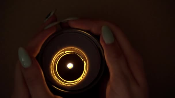 Kerze brennt atmosphärisch in den Händen eines Mädchens mit schöner Maniküre — Stockvideo
